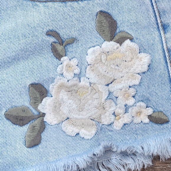 ABERCROMBIE & FITCH HARPER LOW RISE EMBROIDERED FLORAL DENIM CUT OFF SHORTS SZ 6 - Picture 3 of 5